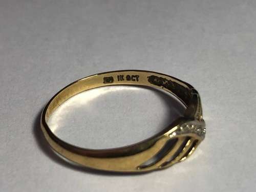 9ct GOLD RING WITH SMALL NATURAL DIAMOND - RING SIZE P - 1G