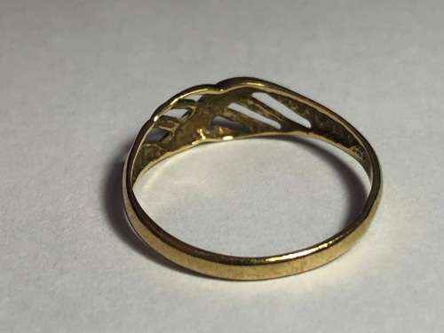 9ct GOLD RING WITH SMALL NATURAL DIAMOND - RING SIZE P - 1G