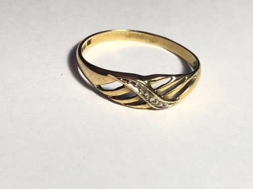 9ct GOLD RING WITH SMALL NATURAL DIAMOND - RING SIZE P - 1G