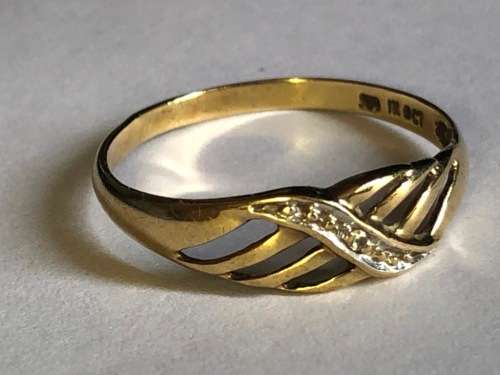 9ct GOLD RING WITH SMALL NATURAL DIAMOND - RING SIZE P - 1G