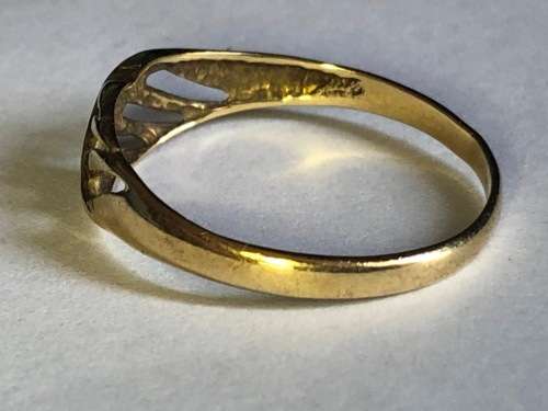 9ct GOLD RING WITH SMALL NATURAL DIAMOND - RING SIZE P - 1G