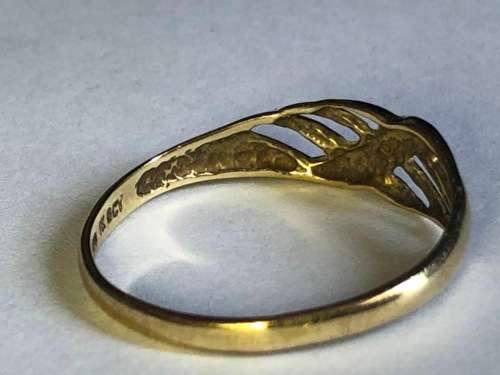 9ct GOLD RING WITH SMALL NATURAL DIAMOND - RING SIZE P - 1G