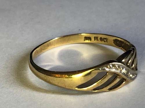 9ct GOLD RING WITH SMALL NATURAL DIAMOND - RING SIZE P - 1G
