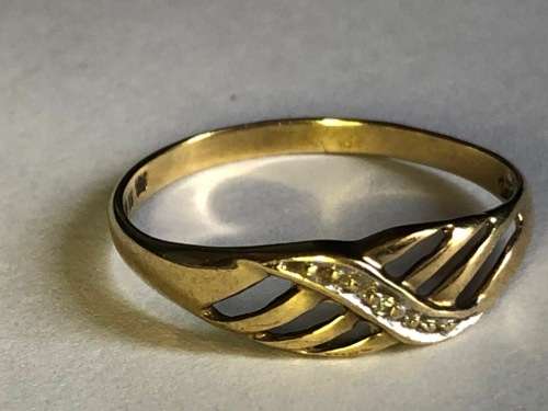 9ct GOLD RING WITH SMALL NATURAL DIAMOND - RING SIZE P - 1G