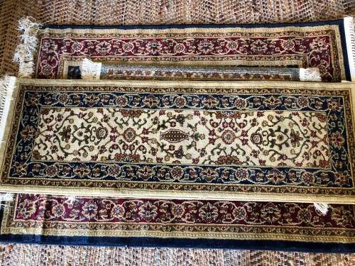 Luxurious Persian design carpet - made in Turkey - 150X50cm