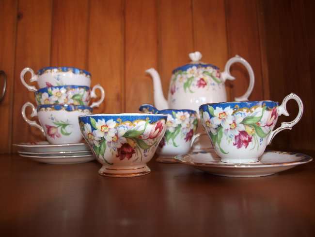 BELL CHINA ENGLAND TEA FOR FOUR - NARCISSUS BLUE