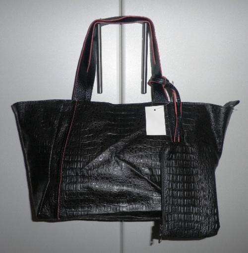 GORGEOUS BLACK HANDBAG WITH FREE MATCHING PURSE