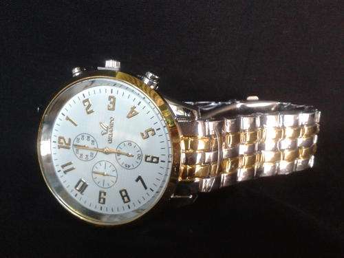 Men Stainless Steel Band Round Dial Analog Quartz Watch.