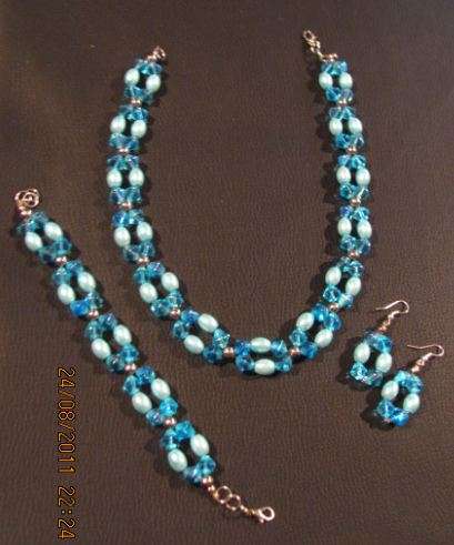 Stunning necklace with matching earrings and bracelet