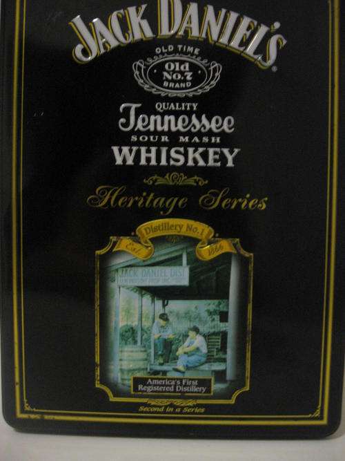 JACK DANIELS NO 7 AND GLASSES WITH TIN