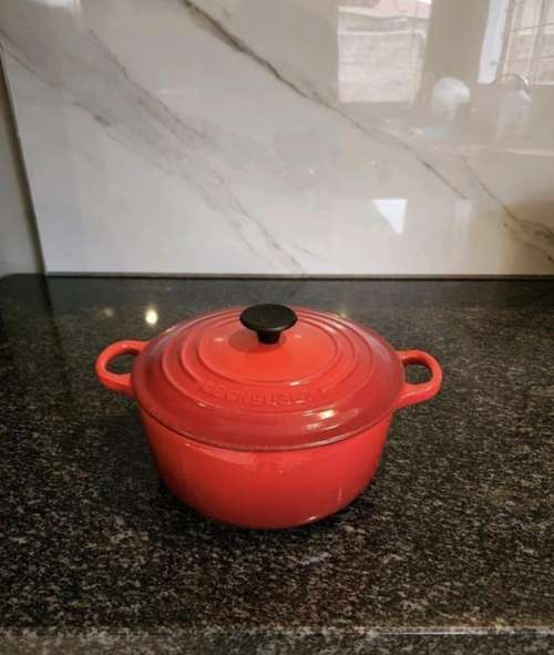Le Creuset Signature 2.4L Round Casserole Pot