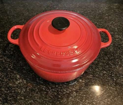 Le Creuset Signature 2.4L Round Casserole Pot