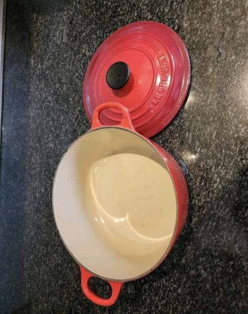 Le Creuset Signature 2.4L Round Casserole Pot