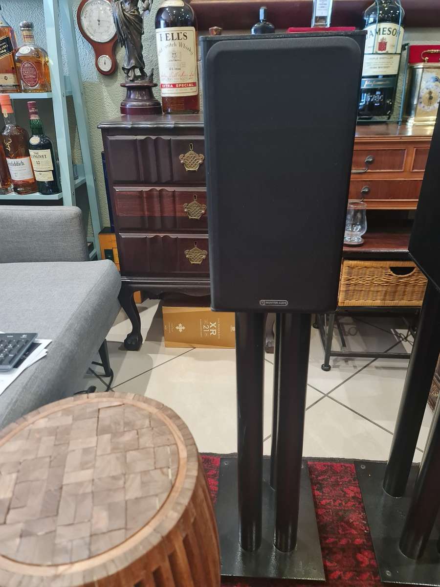 Monitor Audio Bronze 2 Bookshelf Speakers and Stands