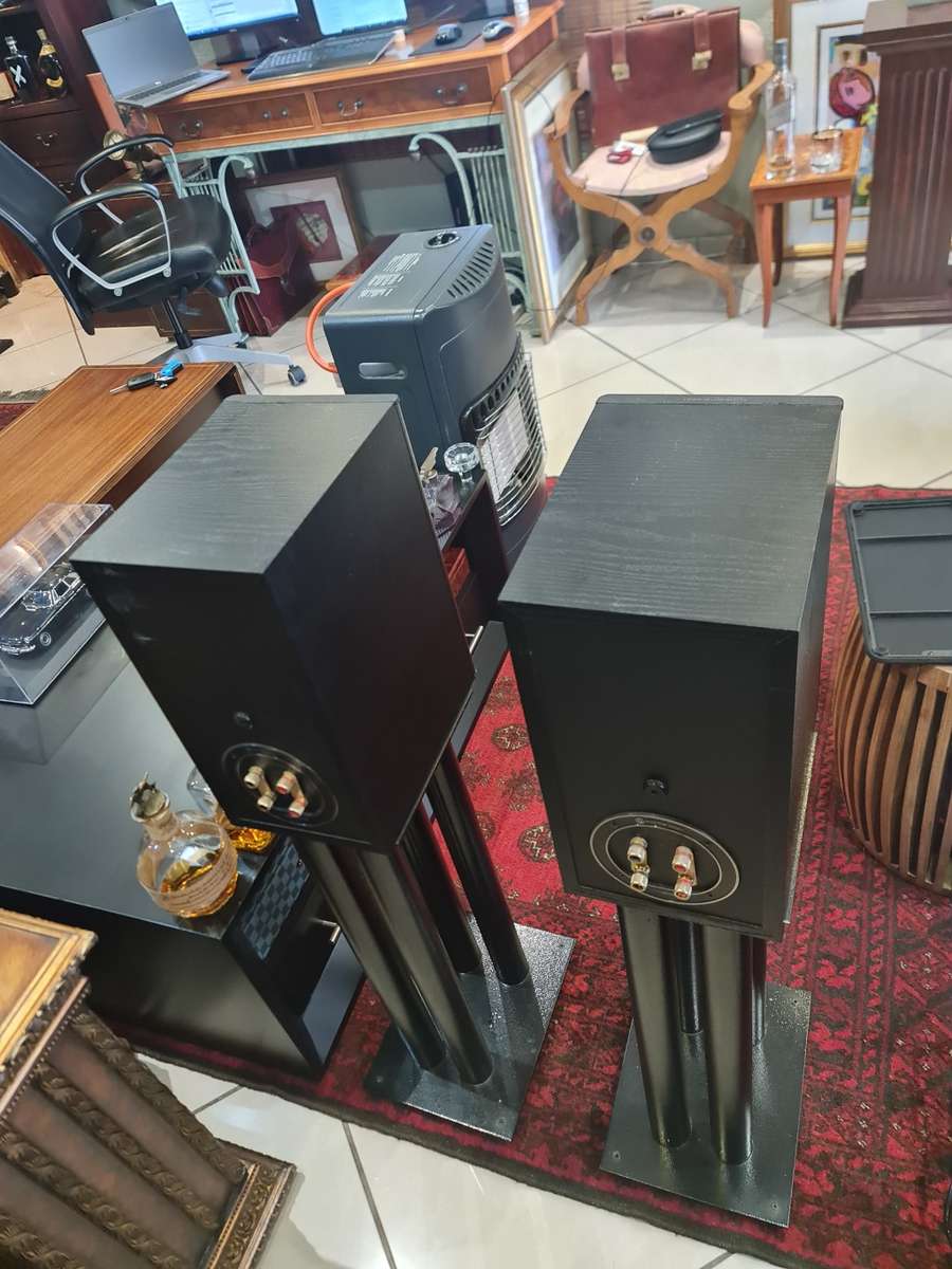 Monitor Audio Bronze 2 Bookshelf Speakers and Stands