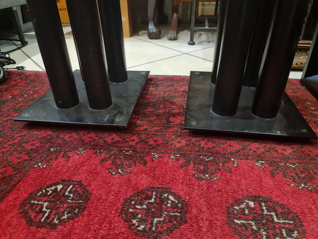 Monitor Audio Bronze 2 Bookshelf Speakers and Stands