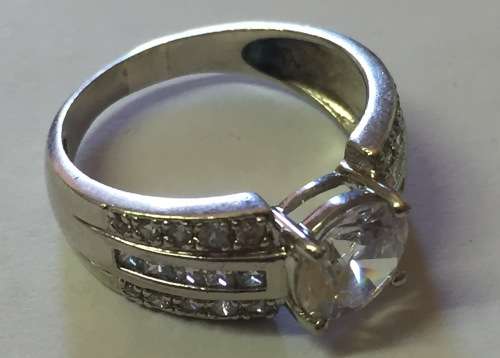 ***BARGAIN*** 925 STERLING SILVER FASHION LADIES RING SIZE 9 (FREE SHIPPING)