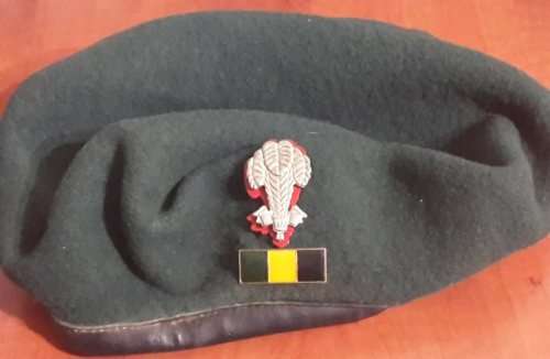 1 SAI Beret with badge and bar, ratpack tin opener