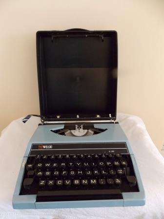 WELCO S100 PORTABLE TYPEWRITER