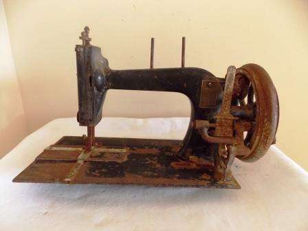 UNKNOWN MAKE SEWING MACHINE