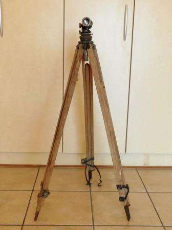 DUMPY LEVEL WITH TRIPOD INCLUDED