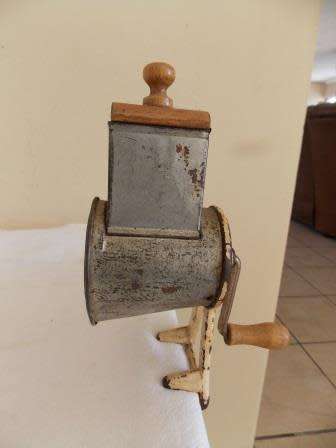 LP NUT GRINDER WITH ORIGINAL WOOD PRESS