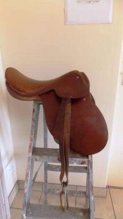 HORSE SADDLE WITH STIRRIPS AND VELT NUMNAH