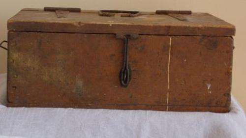 VINTAGE WOODEN BOX