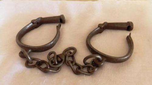 SOUTH AFRICAN RAILWAYS FEET CUFFS HIATI 64 - NO KEYS