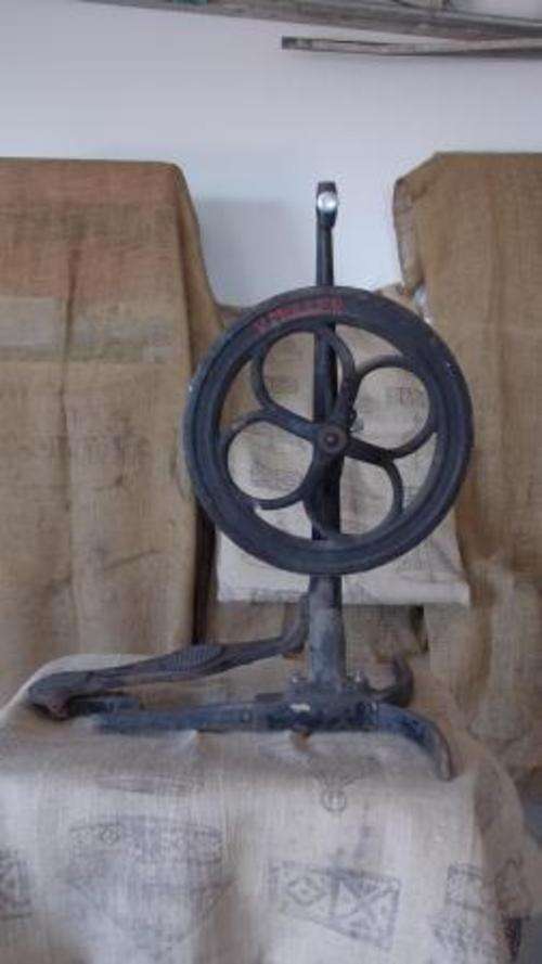 VINTAGE CAST IRON SPINNING WHEEL