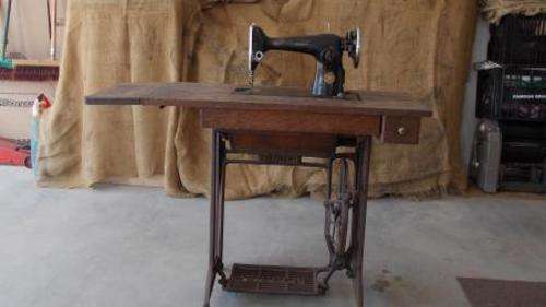 VINTAGE SINGER SEWING MACHINE IN CABINET WITH TREADLE