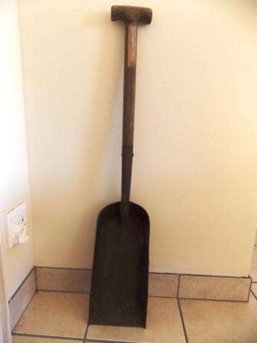 SOUTH AFRICAN RAILWAYS FIREMAN SPADE