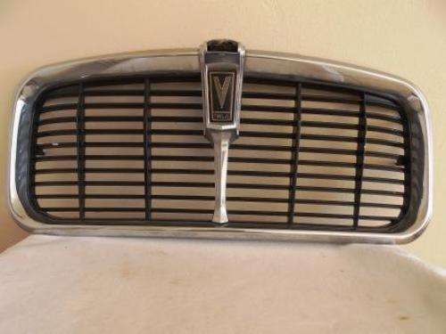 JAGUAR V TWELVE GRILL AND DAMAGED BADGE