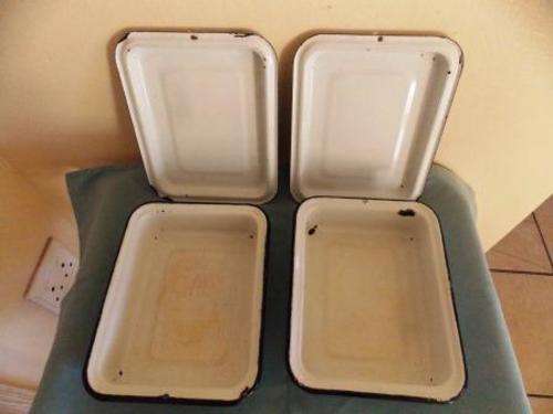 2 RECTANGULAR ENAMEL DISHES WITH LIDS