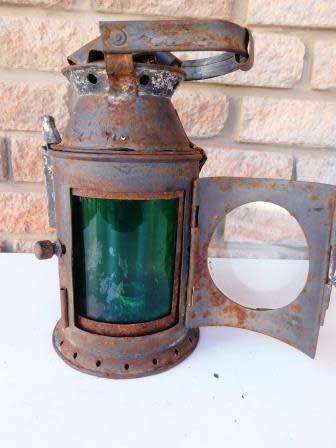 SA RAILWAYS LAMP WITH GREEN AND RED LENSES - RED LENS CRACKED