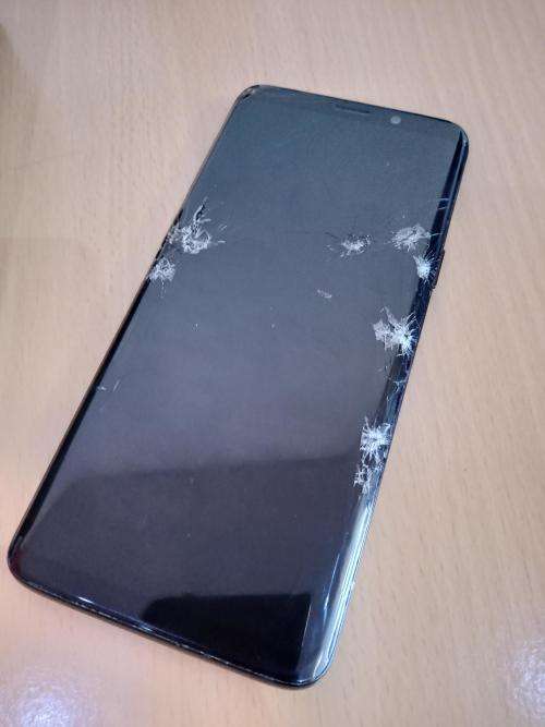 Samsung S9 64GB midnight black Cracked Screen