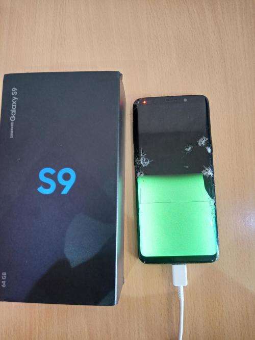 Samsung S9 64GB midnight black Cracked Screen