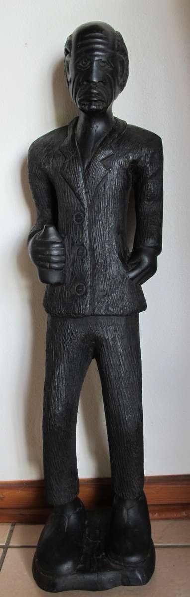 VINTAGE CARVED WOODEN AFRICAN MAN STATUE