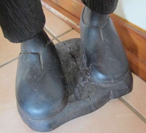 VINTAGE CARVED WOODEN AFRICAN MAN STATUE