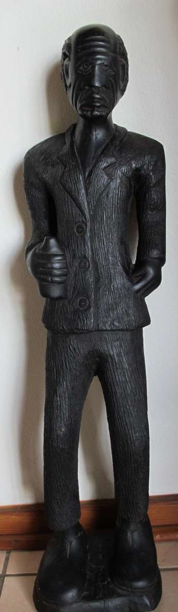 VINTAGE CARVED WOODEN AFRICAN MAN STATUE