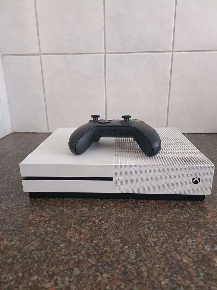 MICROSOFT XBOX ONE S (1TB)