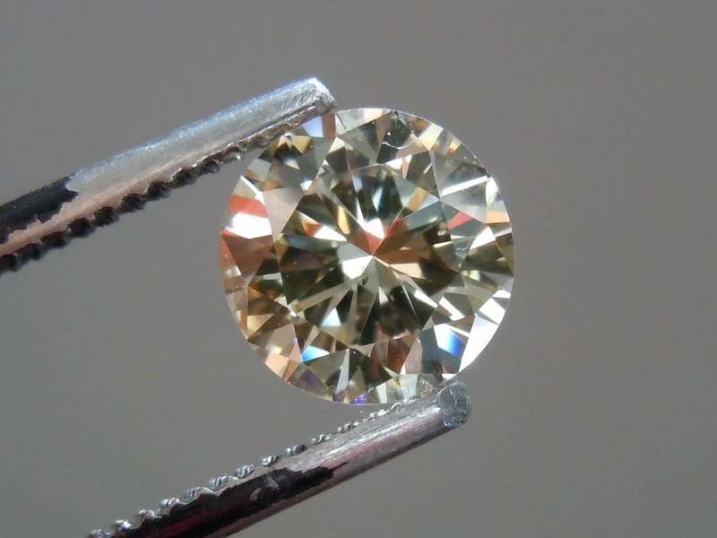 SPLENDIDLY FIERY !! ** .28 ct VS2 Very Light Champagne Diamond at a R1 Start !!!
