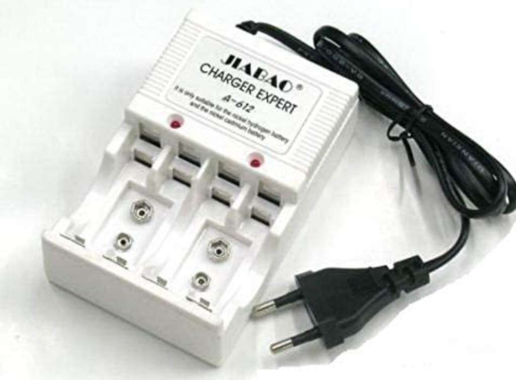 COMBO RETRO ARCADE GAME HDMI GAME STICK WITH BATTERY CHARGER AND 4 AAA BATTERIES. NEW