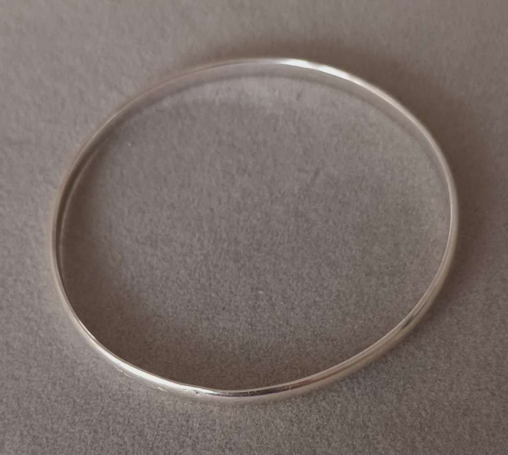 Sterling Silver solid Bangle. 6.9g. 64mm.