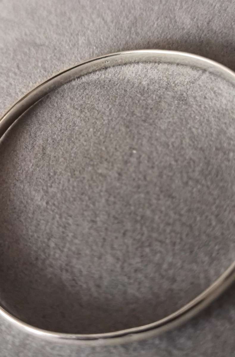 Sterling Silver solid Bangle. 6.9g. 64mm.