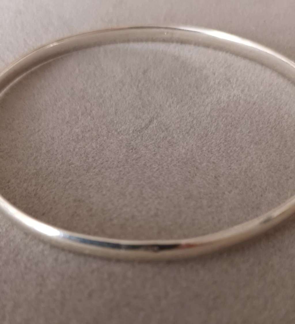 Sterling Silver solid Bangle. 6.9g. 64mm.