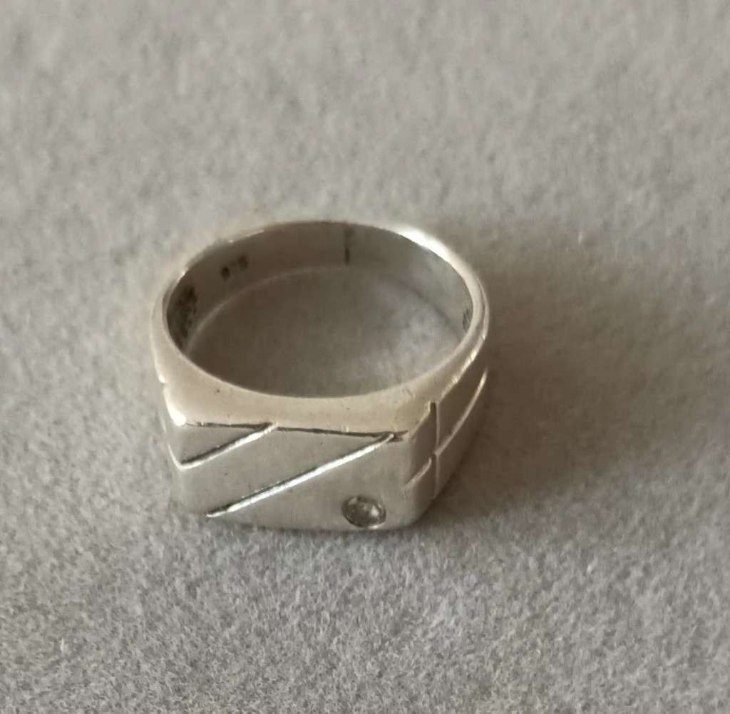 Sterling Silver Men`s Ring. 5.05g. Size P.