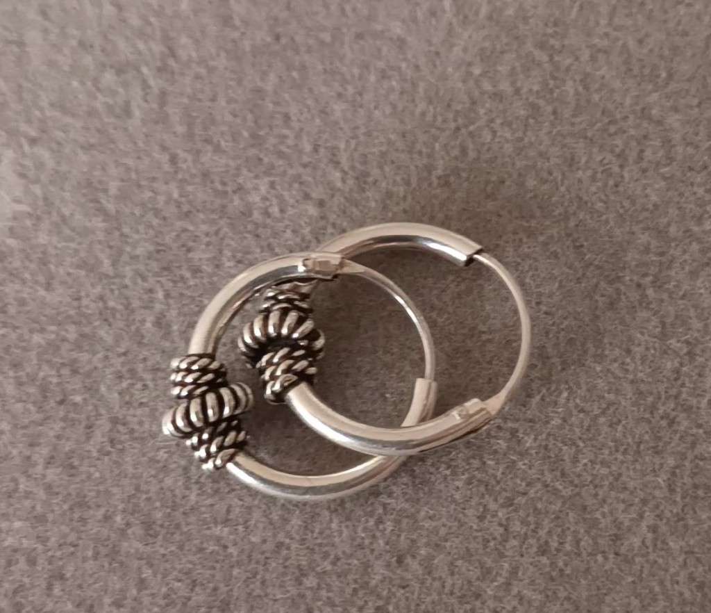 Sterling Silver Sleeper Earrings. 0.79g. 1cm.