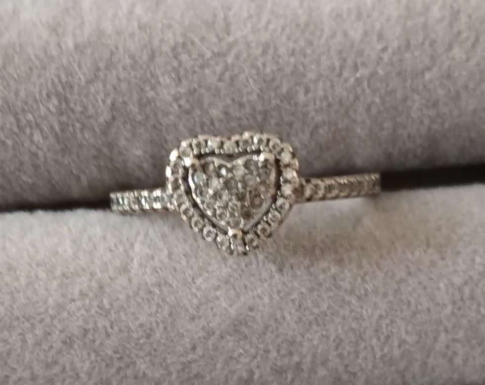 Sterling Silver & Marcasite Heart shaped ring. 2.35g. Size P.