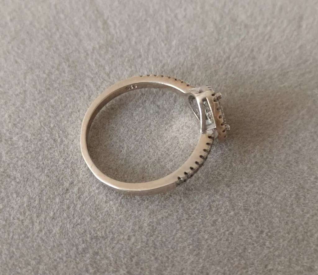 Sterling Silver & Marcasite Heart shaped ring. 2.35g. Size P.